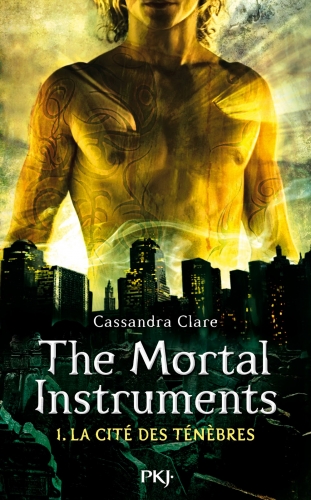 Couverture La Cité des Ténèbres / The Mortal Instruments, tome 1 : La Coupe mortelle