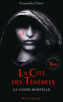 Couverture La Cité des Ténèbres, tome 1 : La Coupe mortelle / The Mortal Instruments, tome 1 : La Cité des Ténèbres