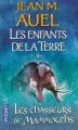 Couverture Les Enfants de la Terre (pocket), tome 3 : Les Chasseurs de mammouths Editions Pocket 2002