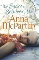Couverture The space between us Editions Penguin books 2012