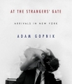 Couverture At the stranger's gate: Arrivals in New York Editions Knopf 2017