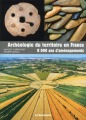 Couverture Archéologie du territoire en France : 8000 ans d'aménagements Editions La Découverte (Archéologies de la France) 2013