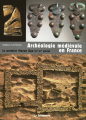 Couverture Archéologie médiévale en France : Le premier Moyen Âge (Vᵉ-XIᵉ siècle) Editions La Découverte (Archéologies de la France) 2009