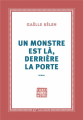 Couverture Un monstre est là, derrière la porte Editions Gallimard  (Continents noirs) 2020