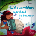 Couverture L'Accordéon, marchand de bonheur Editions Hachette (Jeunesse) 2019