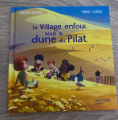 Couverture Le village enfoui sous la dune du Pilat Editions Hachette (Jeunesse) 2023