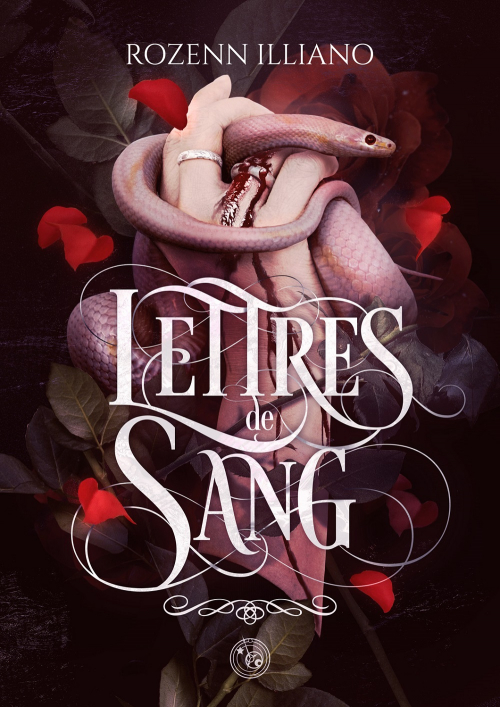 Couverture du roman Lettres de sang de Rozenn Illiano : une main tenant un serpent sur un arrière plan de roses