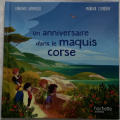 Couverture Un anniversaire dans le maquis Corse Editions Hachette (Jeunesse) 2023