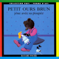 Couverture Petit Ours Brun joue avec sa poupée Editions Bayard (Jeunesse - Pomme d'Api) 1994
