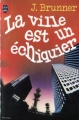 Couverture La ville est un échiquier Editions Le Livre de Poche 1977